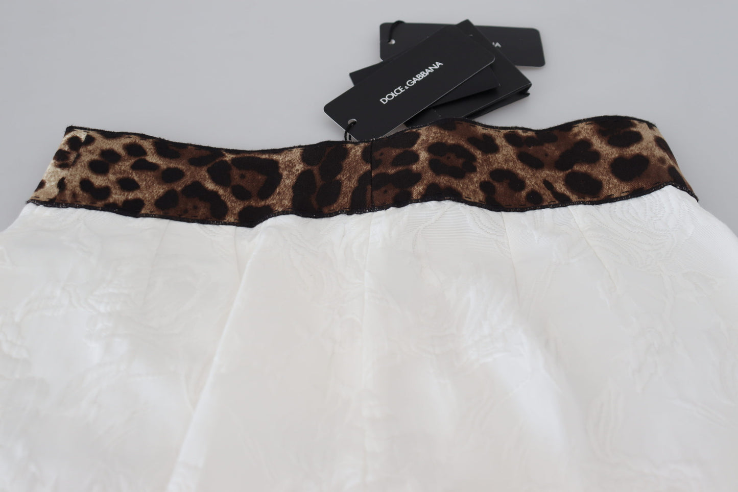 Elegant Leopard Print Pants for Sophisticated Style