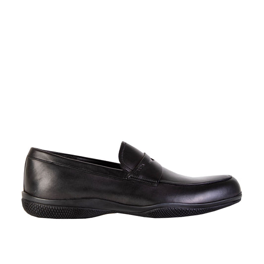 Elegant Black Leather Loafer with Iconic Sole