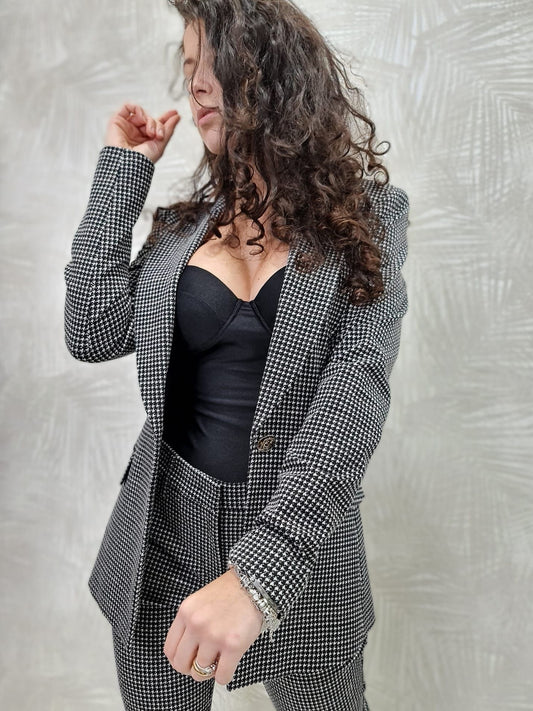 Chic Houndstooth Patterned Blazer with Gold Accents
