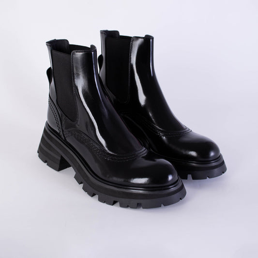 Elegant Chelsea Leather Boots