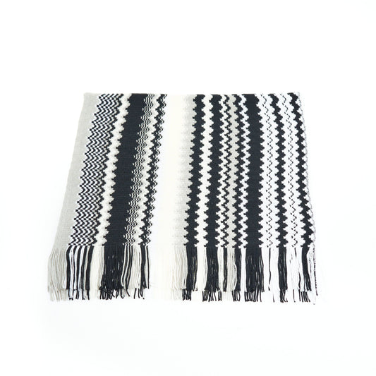 Chic Geometric Patterned Scarf with Fringes